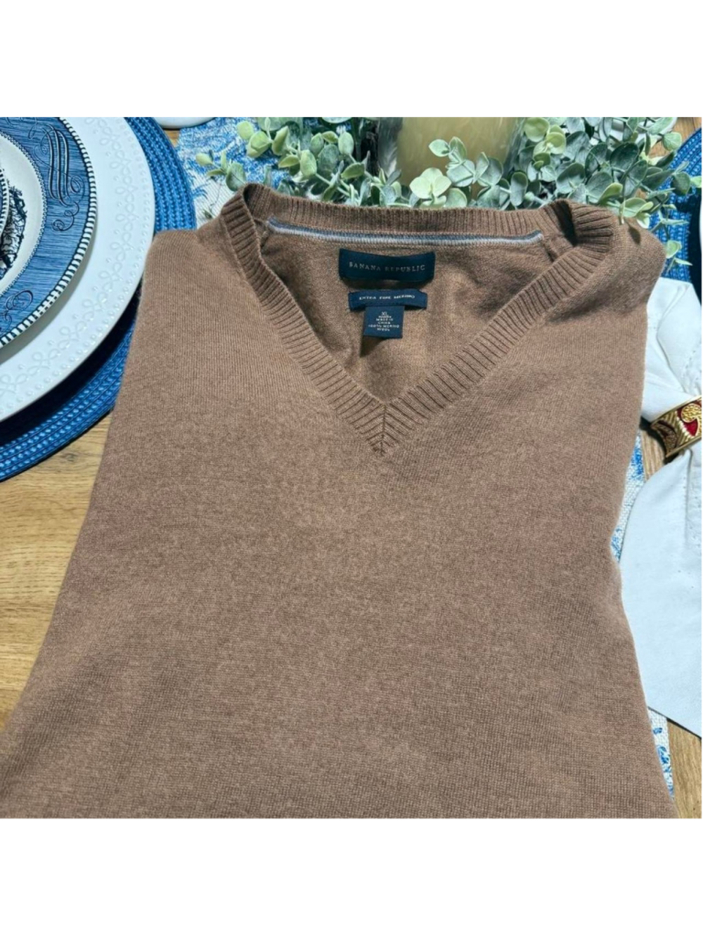 Men’s Banana Republic v-neck sweater size XL